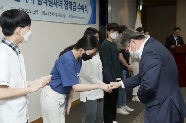 채희봉 한국가스공사 사장이 장학금 수혜 학생과 주먹인사를 나누고 있다.