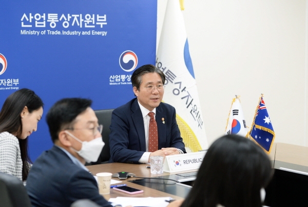 성윤모 산업통상자원부 장관이 키스 피트 자원·물·북호주 장관과 화상회의를 하고 있다.