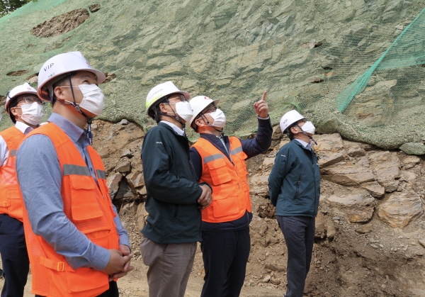박일준 한국동서발전 사장(오른쪽 2번째)과 관계자들이 태백가덕산풍력 공사 현장에서 안전시설물 현황을 점검하고 있다.