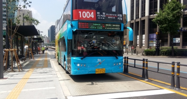 공법이 적용, 시공된 2017년 4월 서대문로 버스전용차로 정차대