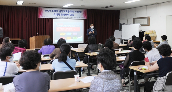 한국건설기술관리협회는 20일 한국여성소비자연합 회원을 대상으로 ‘주택 모니터링’ 체크리스트 교육을 실시했다. 사진은 아이티엠 김화봉 전무가 소비자를 대상으로 강의하고 있다.