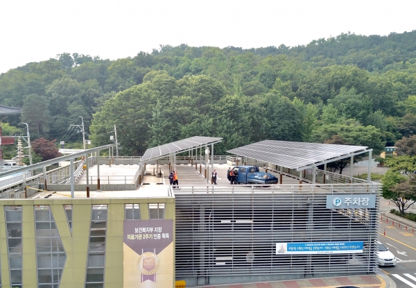 동서발전이 근로복지공단 안산병원주차장 옥상에 설치한 의료복지 태양광 발전설비.