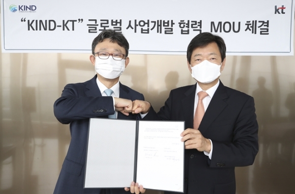 KT 박윤영 사장(왼쪽)과 KIND 허경구 사장(오른쪽)이 코로나 예방식 기념촬영을 하고 있다.
