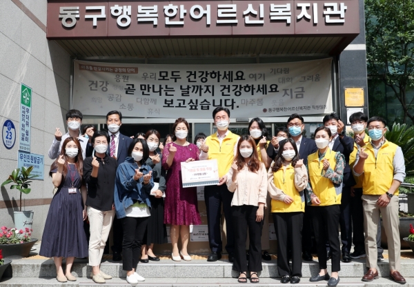 국가철도공단 김상균 이사장(뒷줄 왼쪽 다섯번째)이 21일 대전 동구 행복한어르신복지관에서 추석명절 희망나눔 활동을 시행하고 기념촬영을 하고있다.