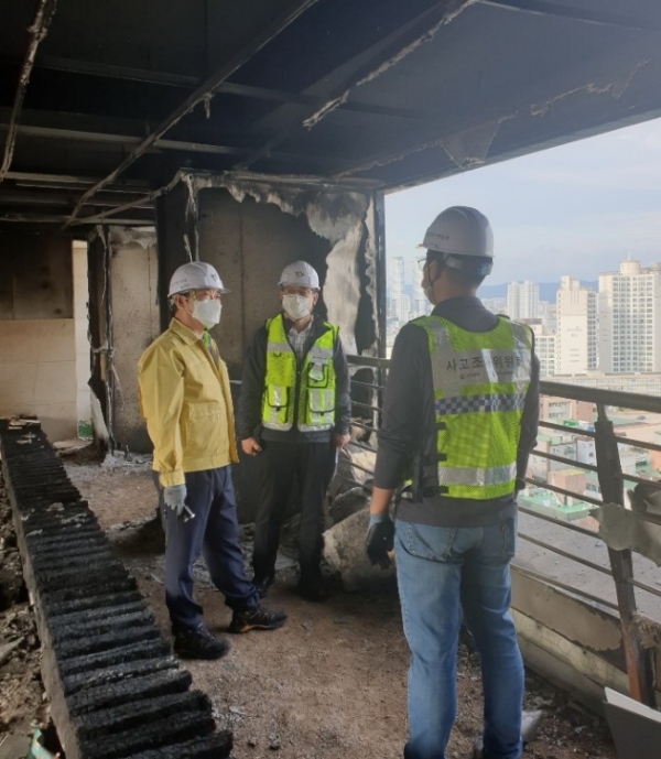 박영수 이사장(왼쪽)이 아르누보 아파트 화재 현장을 둘러보고 있다.
