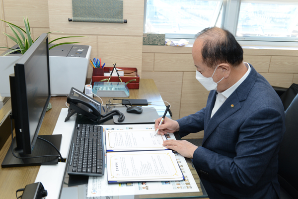 한국승강기안전공단 안정태 경영기획이사가 코로나19로 30일 공단 집무실에서 비대면으로 인천교통공사와 업무협약서에 서명하고 있다.