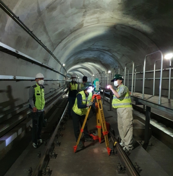 LX 직원들의 지하시설물 측량 모습(2).