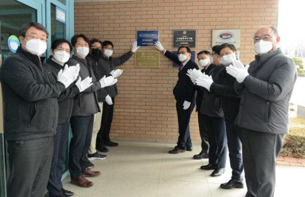 한국환경공단(이사장 장준영, 오른쪽 제일 안쪽 첫번째)은  4일 인권 경영시스템 인증 현판식을 개최했다.