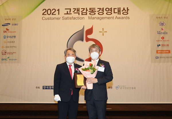 볼보그룹코리아가 지난 22일 한국지속경영평가원이 주관하고 한국언론인협회가 후원하는 ‘2021 고객감동경영대상’ 시상식에서 제조부문 대상을 수상했다. (사진 : 볼보그룹코리아)