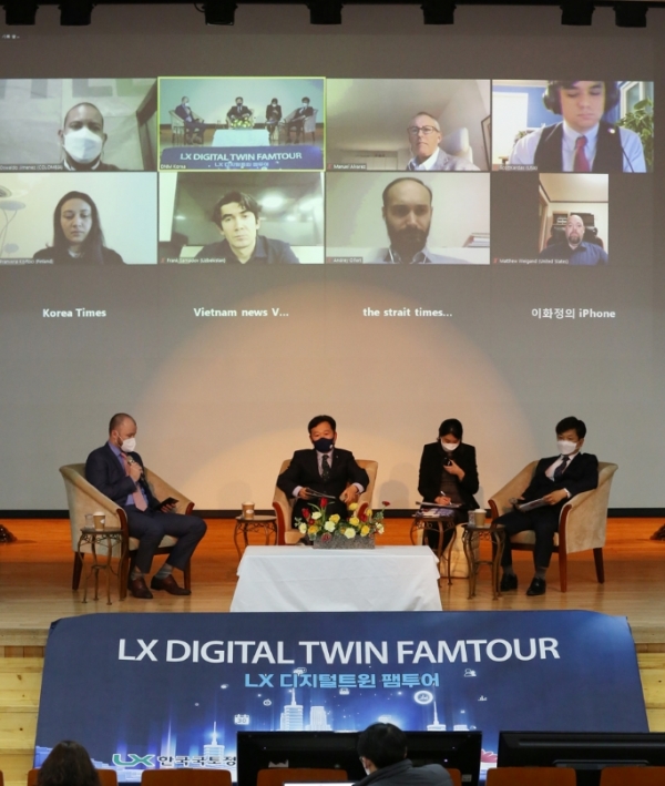 ‘LX 디지털트윈 팸투어’가 지난 1월26일 전주 LX본사에서 개최된 가운데 전주명예시민 마누엘 알버레즈가 전주시 스마트시티에 대한 이야기를 나누고 있다.