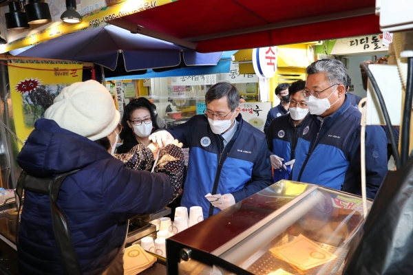 ‘설맞이 전통시장 장보기 행사’를 열고 재래시장 이용을 권장하는 캠페인을 펼쳤다. 정재훈 사장(사진 가운데)이 소외계층에게 전달할 식료품을 구매하고 있다.