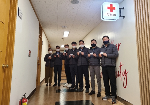 박홍서 LX대구경북지역본부장(최우측) 등 직원들이 헌혈증서를 들고  사진을 찍고 있다.