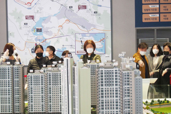 '창원 마창대교 반도유보라 아이비파크' 견본주택을 찾은 방문객들이 모형도를 살펴보고 있다.