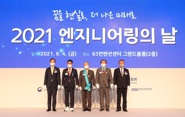 ‘2021 엔지니어링의 날’ 기념 정부포상 전수식 후 한국엔지니어링협회 이해경 회장(오른쪽 첫번째)이 훈포장 수상자들과 기념촬영을 하고 있다.