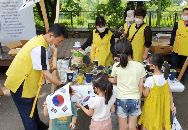전주시협동조합협의회에서 친환경 컵에 심은 다육이를 아이들에게 무료로 나눠주고 있다.