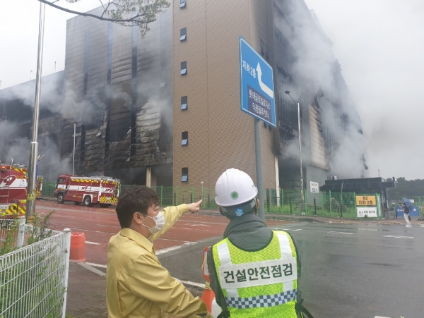 박영수 원장의 이천 쿠팡물류센터 화재사고 현장 구조물 안전상태 점검.
