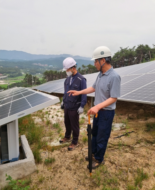 박지현 전기안전공사 사장(좌측) 태양광발전 현장을 점검하고 있다.