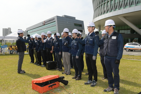 전기안전공사 직원들이 정전 등 재난대응 훈련을 진행하고 있다.