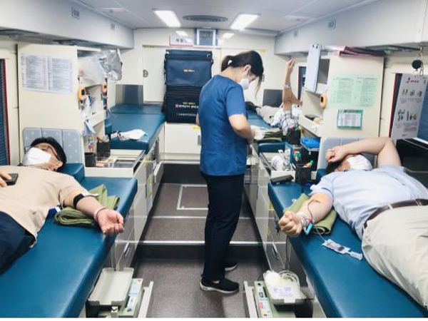 국토교통과학기술진흥원 임직원들이 헌혈하고 있다.
