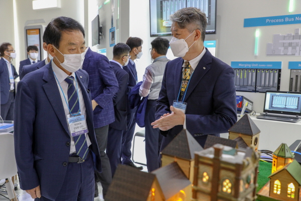 김장현 한전KDN 사장(왼쪽)이 에너지대전에서 한전KDN의 신기술을 살펴보고 있다.