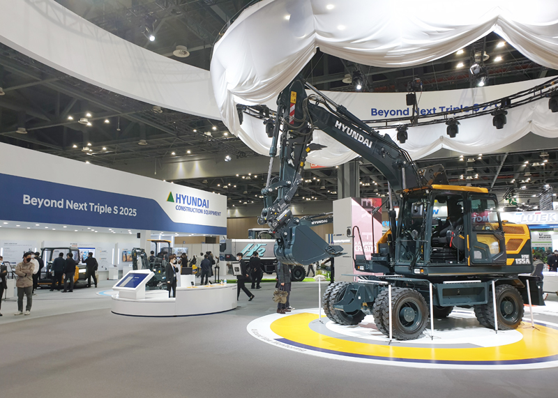 현대건설기계가 내년 3월 출시 예정인 야심작 15톤급 휠굴착기.