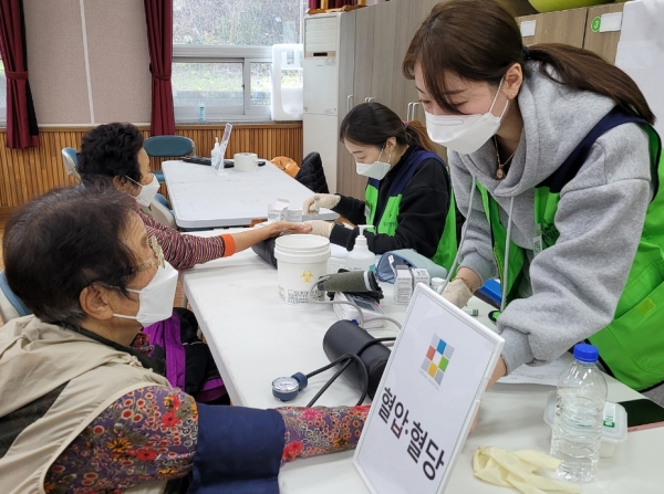 LX공사가 전라북도사회복지협의회, 대자인병원과 함께 전북 진안군을 방문해 지역주민에게 무료 양ㆍ한방 의료봉사를 펼치고 있다.