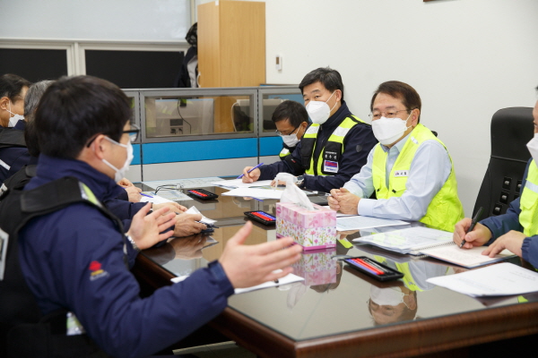 박형덕 사장이 태안발전본부 협력사 현장직원들과 안전컨설팅을 진행하고 있다.