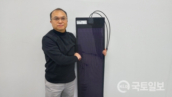 최용우 대표가 솔란드의 Flexible CIGS 박막 태양광 모듈을 소개하고 있다.