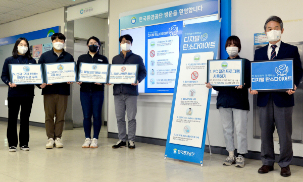 한국환경공단 안병옥(오른쪽) 이사장 등 임직원들은 ‘K-eco 그린 ESG 실천 캠페인’을 활성화 하고 있다.