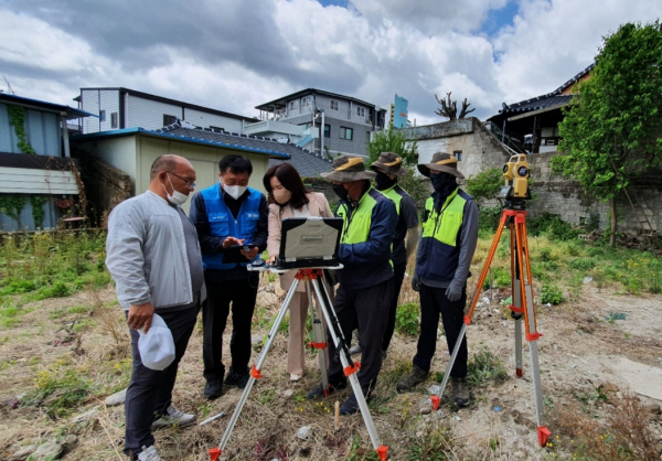 LX곡성구례지사(왼쪽 세번째 홍영아 지사장)가 구례읍 소재에서 무료측량을 실시하고 있다.