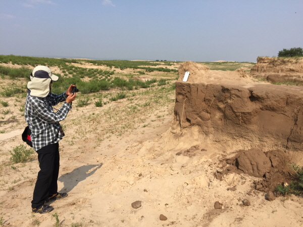 한·중·일 황사공동연구단은 중국 후룬베이얼 사막화 피해지를 방문했다.