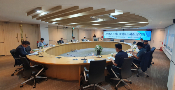 ‘제2회 LX옴부즈퍼슨 회의’(6월23일 서울지역본부)가 개최된 가운데 위원들이 이야기를 나누고 있다.