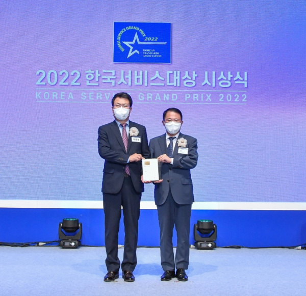 곽병영 대우건설 주택건축사업본부장(왼쪽)이 강명수 한국표준협회 회장으로부터 ‘종합대상’을 수상하고 있다. 표준협회 사진 제공.