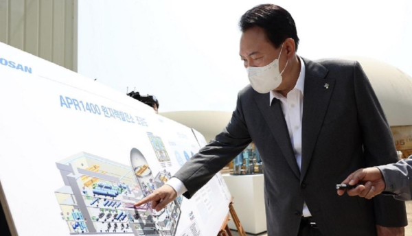 지난 6월 창원 두산에너빌리티를 방문한 윤석열 대통령이 원전 산업 현장을 둘러보고 있다.(사진 출처-대통령실)