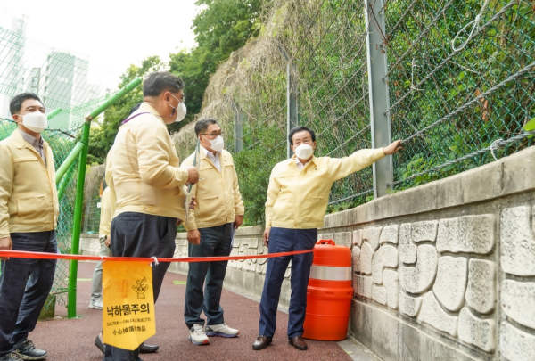 박홍률 목포시장이 조위상승으로 인한 침수 현장을 방문했다.