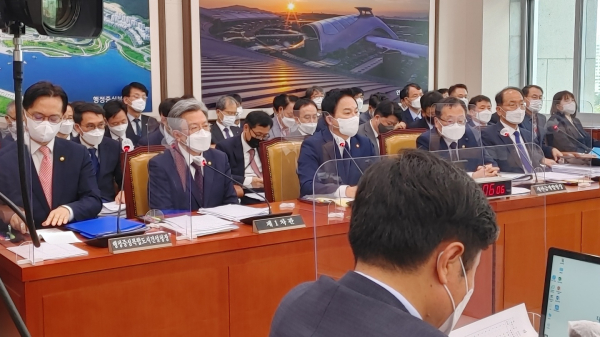 김병욱 더불어민주당 의원이 원희룡 국토교통부 장관에게 질의하고 있다.