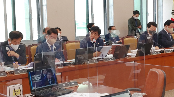 김병욱 의원이 원희룡 국토교통부 장관에게 질의하고 있다.