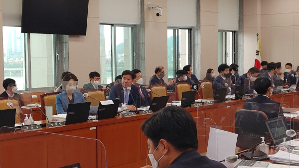 (사진 가운데) 박상혁 더불어민주당 의원이 질의하고 원희룡 장관에게 질의하고 있다.