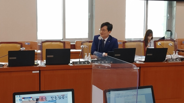 장철민 더불어민주당 의원이 원희룡 국토부 장관에게 질의하고 있다.