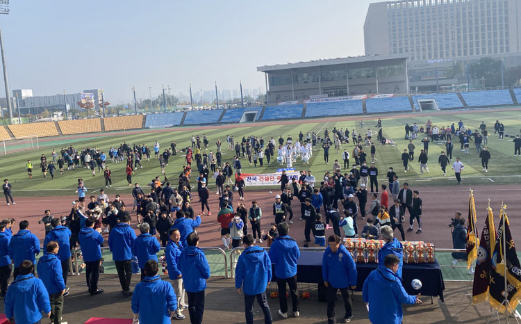 개막식에 참석한 귀빈들이 선수단에게 기념볼을 증정하고 있다.