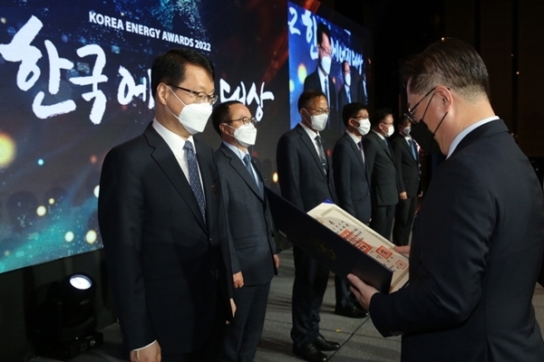LG전자 이재성 부사장이 ‘2022 한국에너지대상’서 은탑산업훈장을 수상하고 있다.