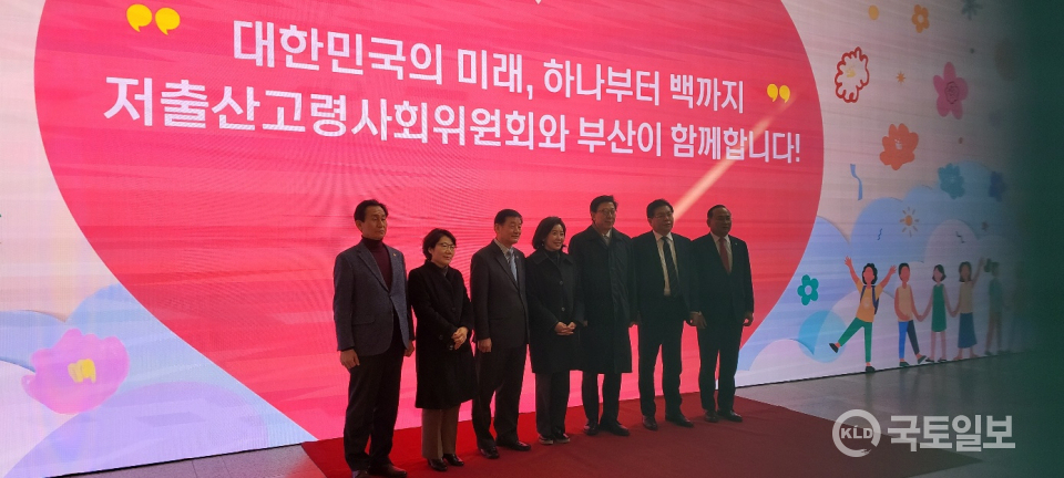 29일 협약식을 마친 뒤 나경원 부위원장은 시청 1층에 마련된 어린이복합문화공간 ‘들락날락’을 방문해 단체 기념 촬영하고 있다.(사진_한채은 기자)