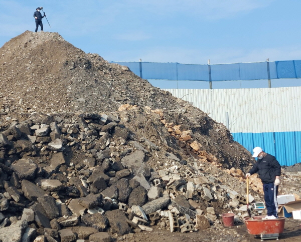 한국환경공단 담당자가 경기도 연천군에 위치한 사업장에서 건설폐기물 보관량 실측을 하고 있다.