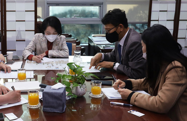 홍정민 의원(가운데)이 국토교통부 도로교통국장과의 업무협의를 하고 있다.