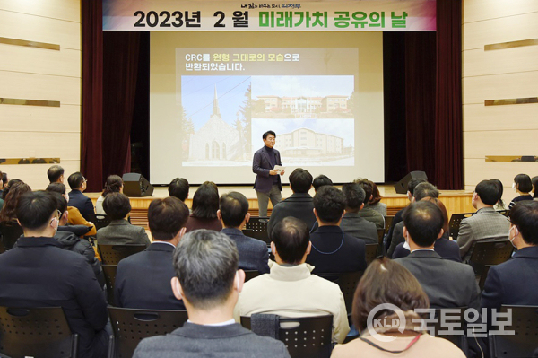 김동근 경기 의정부시장이 2월 1일 ‘미래가치 공유의 날’을 맞아 직원들에게 지속 발전 가능한 의정부시에 대해 이야기하고 있다. (사진=의정부시청)