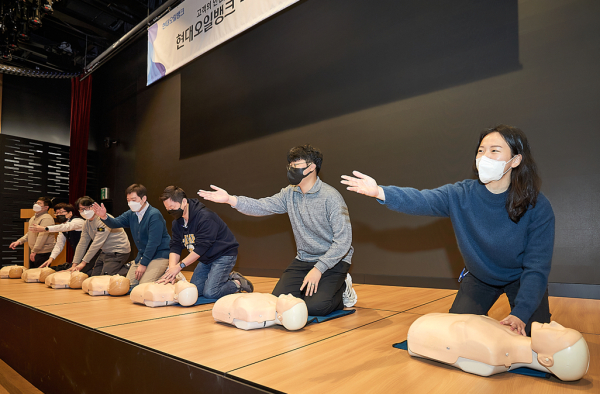 현대오일뱅크 임직원들이 HD현대 사옥에서 심폐소생술(CPR) 교육에 참여하고 있다.