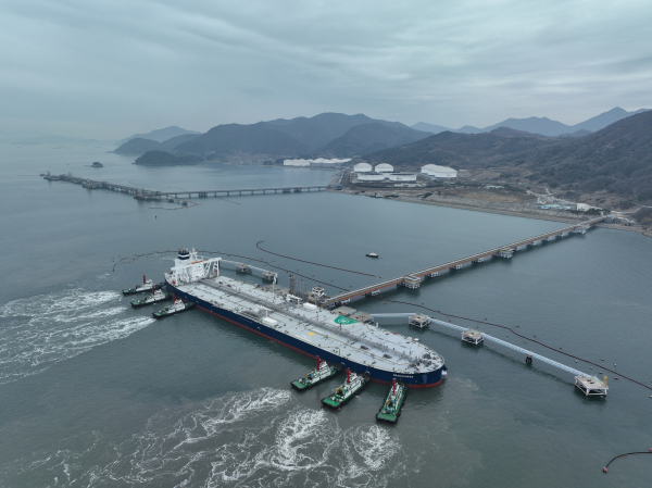 석유공사- ADNOC  국제공동비축 첫 카고 선박이 입항하고 있다.