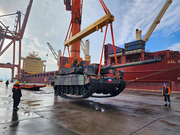 폴란드 그드니아 항구에 도착한 K2 전차 모습.(사진제공 : 현대로템)