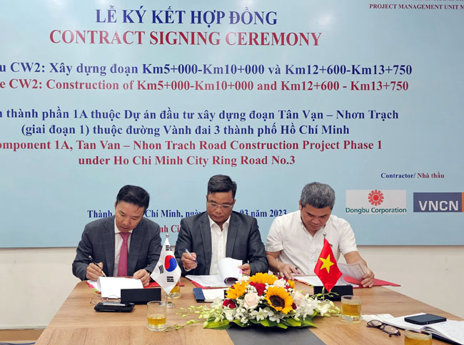 베트남 떤반~년짝 도로건설 2공구 공사 계약 체결식에서 허상희 동부건설 부회장(왼쪽)과 Tran Van Thi, 베트남 미투안 사업관리단장(가운데), Nguyen Tri Dung, 베트남 VNCN E&C 사장이 계약서에 서명하고 있다.