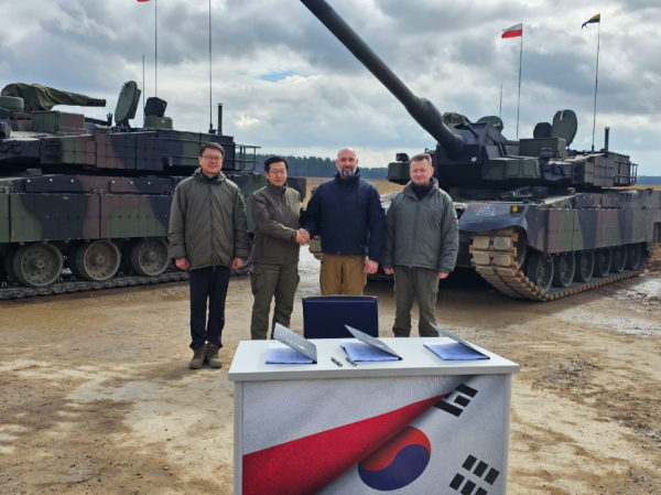 지난달 31일(현지시간) 폴란드에서 진행된 폴란드형 K2 전차 생산·납품 사업을 진행하기 위한 컨소시엄 이행합의서 체결식에서 조현기(왼쪽부터) 방위사업청 기반전력사업본부장, 안경수 현대로템 디펜스솔루션사업본부장(전무), 세바스찬 흐바웩 PGZ 회장, 마리우시 브와슈차크 폴란드 부총리 겸 국방부 장관이 기념촬영을 하고 있다.(사진제공 : 현대로템)